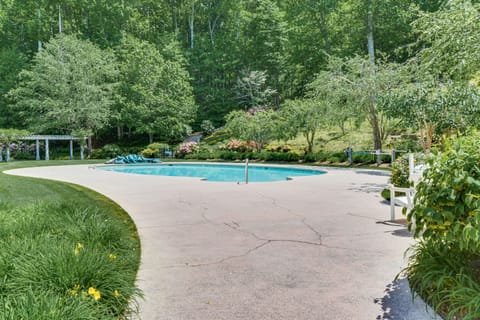 Trillium Home w/ Golf Course Views & Fireplaces! House in Lake Glenville