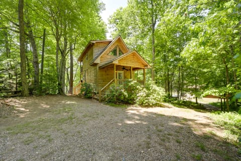 Cozy Whittier Cabin + Yard & Hot Tub, Pets Welcome Apartment in Qualla