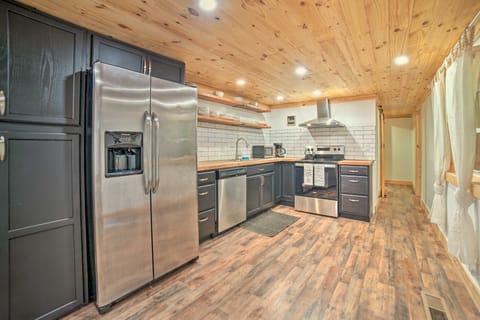 'Creekside Ranch' w/ Porch ~ 2 Mi to Pkwy House in Pigeon Forge