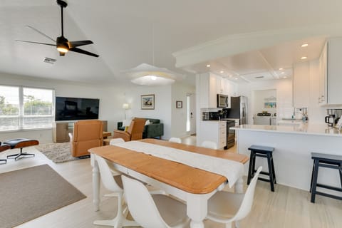 Steps to Ocean & Bay: Bradenton Beach Townhome! Apartment in Bradenton Beach