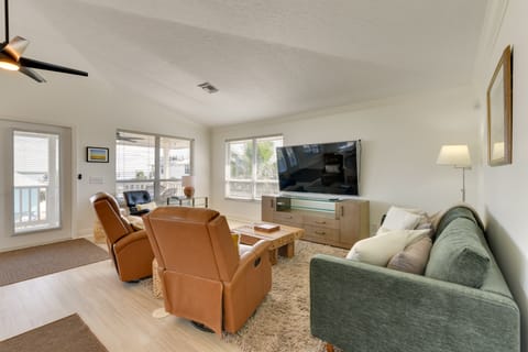 Steps to Ocean & Bay: Bradenton Beach Townhome! Apartment in Bradenton Beach