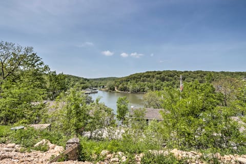 Lake Views, Fire Pit! ‘Blue Cabin’ Ozarks Getaway House in Lake of the Ozarks