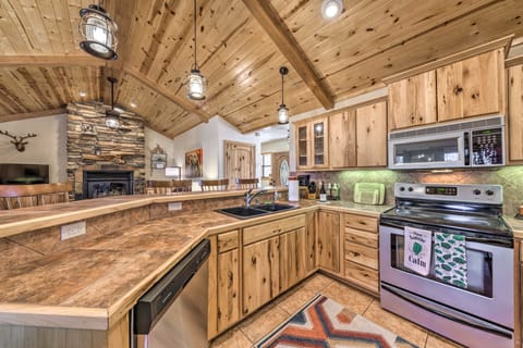 Cozy Ruidoso Cabin Retreat w/ Private Hot Tub House in Ruidoso