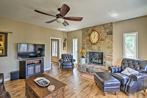 Family-Friendly Terra Alta Home w/ Lake View! House in Shenandoah Valley
