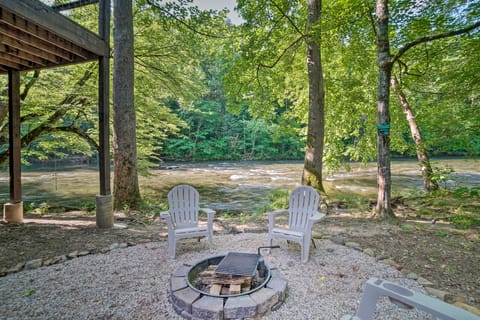 Crystal River Cabin w/ Scenic View & Fire Pit House in Great Smoky Mountains