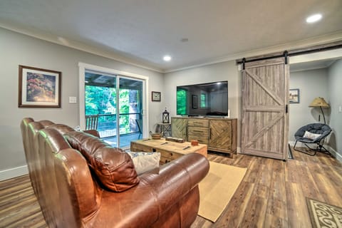 Crystal River Cabin w/ Scenic View & Fire Pit House in Great Smoky Mountains