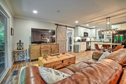 Crystal River Cabin w/ Scenic View & Fire Pit House in Great Smoky Mountains