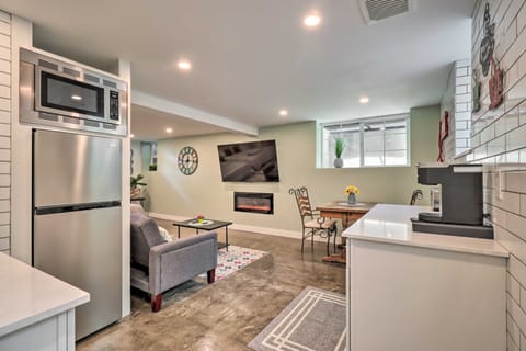 Ski & Hike: Cozy Dtwn Reno Studio w/ Fireplace Apartment in Reno