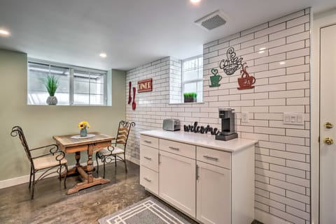 Ski & Hike: Cozy Dtwn Reno Studio w/ Fireplace Apartment in Reno