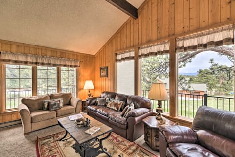 'Rocky Mountain Breezes' Cabin: Grill + Deck! House in Estes Park