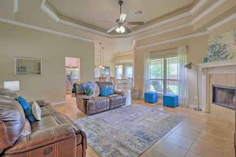 Unwind Fireside! Harker Family Retreat w/ Yard House in Harker Heights