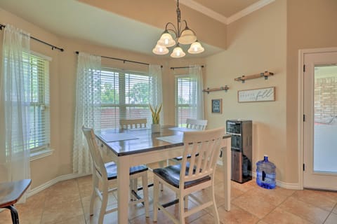 Unwind Fireside! Harker Family Retreat w/ Yard House in Harker Heights