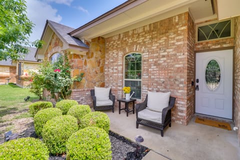 Unwind Fireside! Harker Family Retreat w/ Yard House in Harker Heights