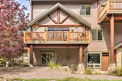 Flathead Lake Getaway w/ Balcony, Fireplace! Apartment in Flathead Lake