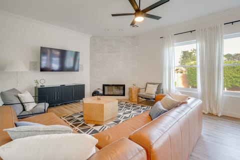 Pool Table, Putting Green: Luxury Oasis in Mesa House in Mesa