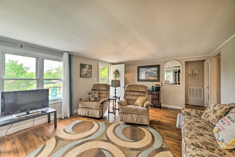 Cheerful Grand Rivers Cottage, 1/2 Mi to Lake Cottage in Grand Rivers