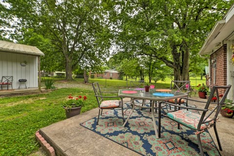 Cheerful Grand Rivers Cottage, 1/2 Mi to Lake Cottage in Grand Rivers