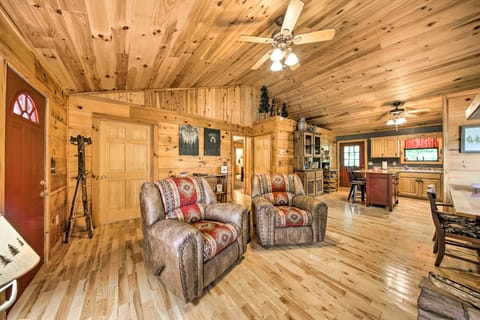 Charming Cabin w/ Deck ~ 6 Mi to Nottely Lake House in Union County