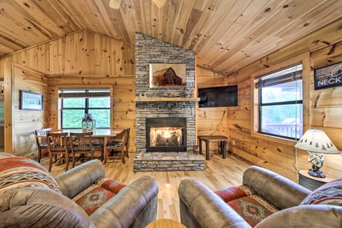 Charming Cabin w/ Deck ~ 6 Mi to Nottely Lake House in Union County