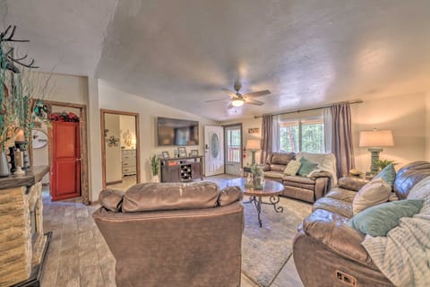 'Raven Hill Retreat' ~ Close to Midtown! House in Ruidoso