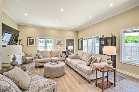 Renovated North Bend Cottage: Near Eateries! House in Coos Bay