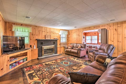 Wolfs River Retreat w/ Yard & River Access! House in Baldwin