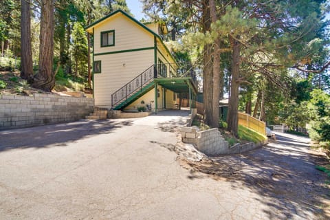 Cozy Crestline Getaway ~ 2 Mi to Lake Gregory Apartment in Crestline
