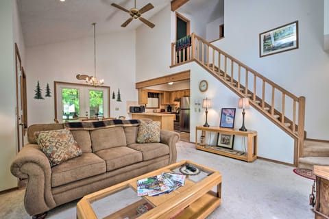 Deck & Resort Amenities: Pocono Lake Home Cottage in Coolbaugh Township