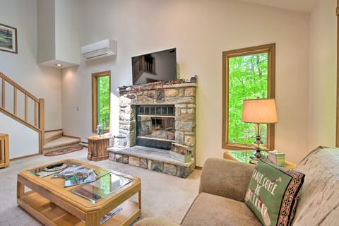 Deck & Resort Amenities: Pocono Lake Home Cottage in Coolbaugh Township