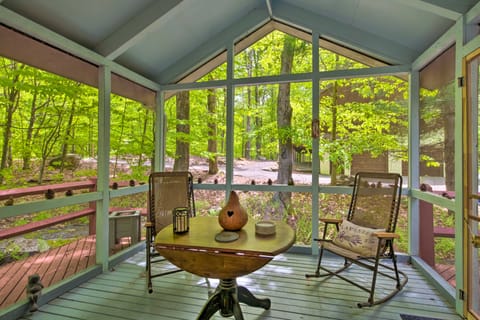 Deck & Resort Amenities: Pocono Lake Home Cottage in Coolbaugh Township