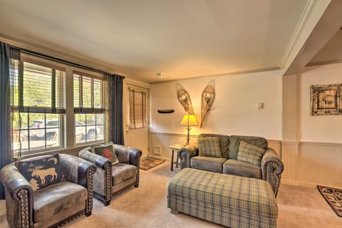 Townhome w/ Deck: Walk to Mirror Lake & Main St! Apartment in Lake Placid