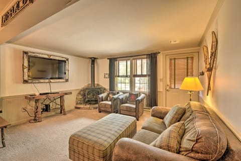 Townhome w/ Deck: Walk to Mirror Lake & Main St! Apartment in Lake Placid