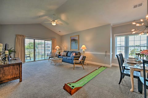 2 Mi to Broadway at the Beach: Quiet Golf Getaway Apartment in Carolina Forest