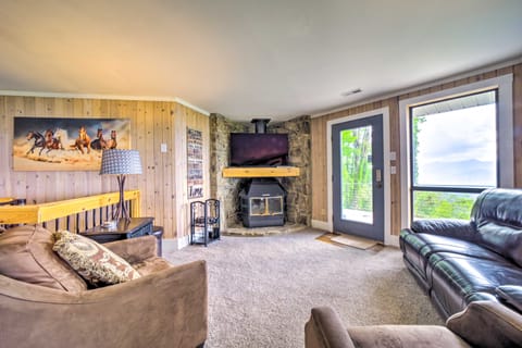 Mtn Treehouse w/ Fire Pit, Breathtaking Views House in Tennessee