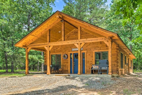 'Falling Star' Eagletown Cabin w/ Hot Tub: Pets OK House in Arkansas