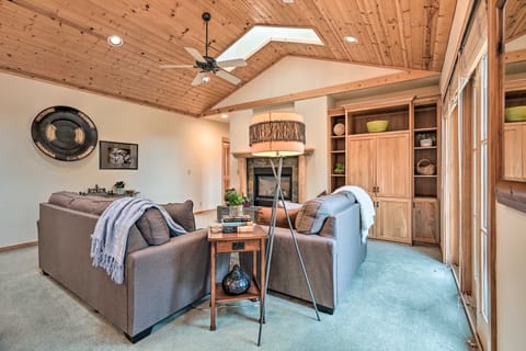 Sisters Getaway w/ Hot Tub ~ Half-Mi to Dtwn! Apartment in Sisters