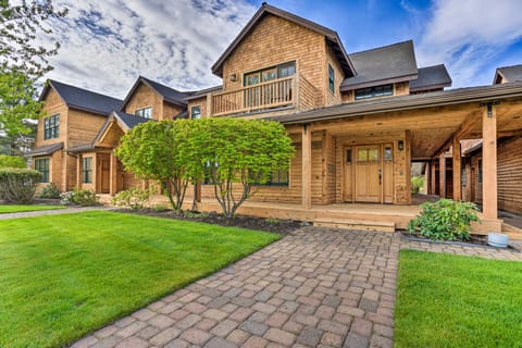 Sisters Getaway w/ Hot Tub ~ Half-Mi to Dtwn! Apartment in Sisters