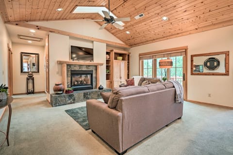 Sisters Getaway w/ Hot Tub ~ Half-Mi to Dtwn! Apartment in Sisters