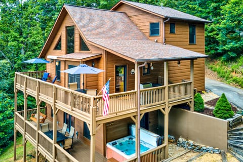 Spacious Murphy Chalet w/ Hot Tub: Mtn Views! House in Tennessee