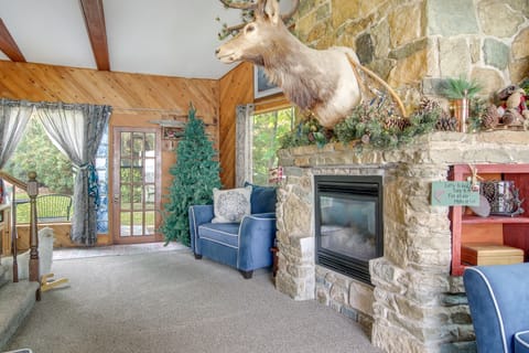 Spacious Waterfront Retreat Near UW-Green Bay House in Green Bay