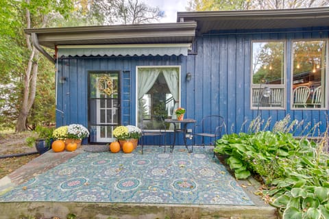 Spacious Waterfront Retreat Near UW-Green Bay House in Green Bay
