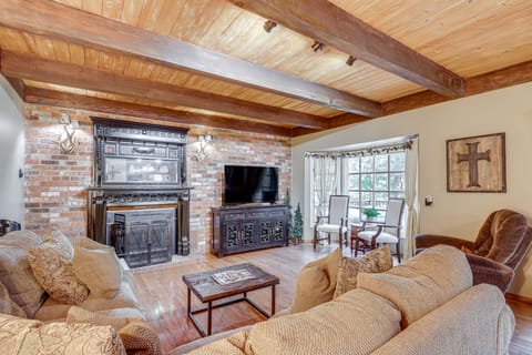 Spacious Retreat 13 Mi to Snow Valley Mtn Resort! House in Lake Arrowhead