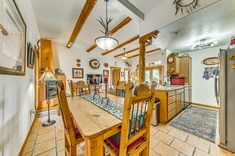 Comfy 'Aspen Ridge' Home ~ 3 Mi to Ski Lifts Apartment in Cloudcroft