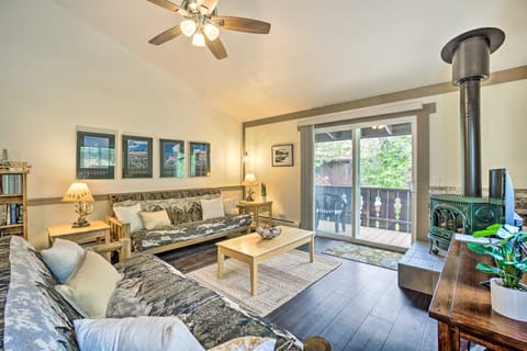 Cozy Condo on Fall River - 1 Mile to RMNP Gate! Apartment in Estes Park