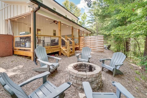 Hot Tub & EV Charger: Helen Getaway w/ Views! Apartment in Helen