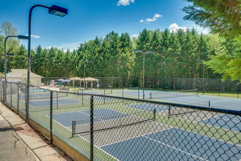 Hot Tub & EV Charger: Helen Getaway w/ Views! Apartment in Helen