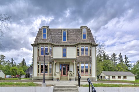 Historic, Victorian Villa w/ Park On-Site Villa in Hood Canal