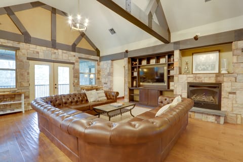 Dock, Hot Tub! Group-Friendly 'Dragon Castle' House in Ozark Mountains