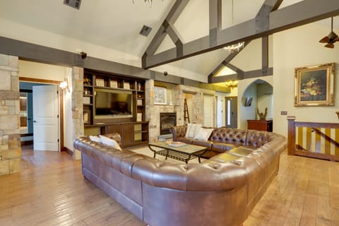 Dock, Hot Tub! Group-Friendly 'Dragon Castle' House in Ozark Mountains