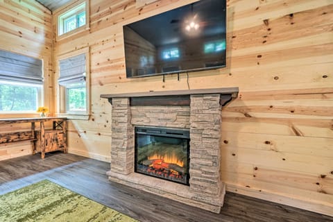 Stylish Cabin by Beavers Bend: Hot Tub & Fire Pit House in Broken Bow